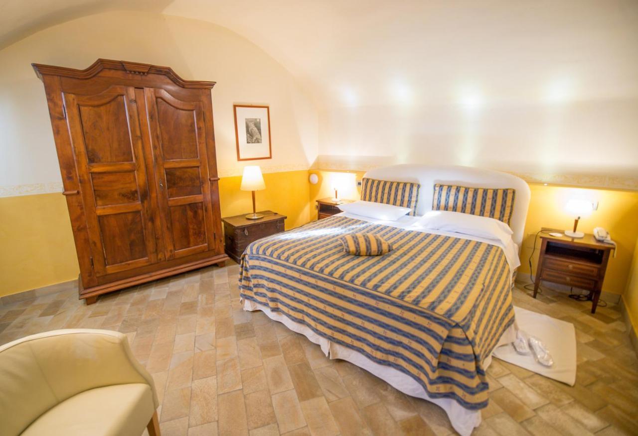 Castello Rosso Hotel Costigliole Saluzzo Buitenkant foto
