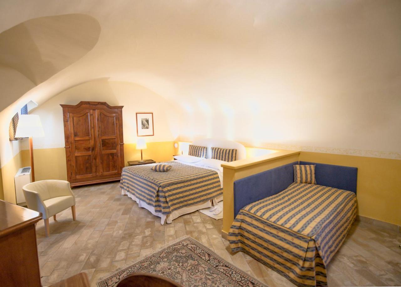 Castello Rosso Hotel Costigliole Saluzzo Buitenkant foto
