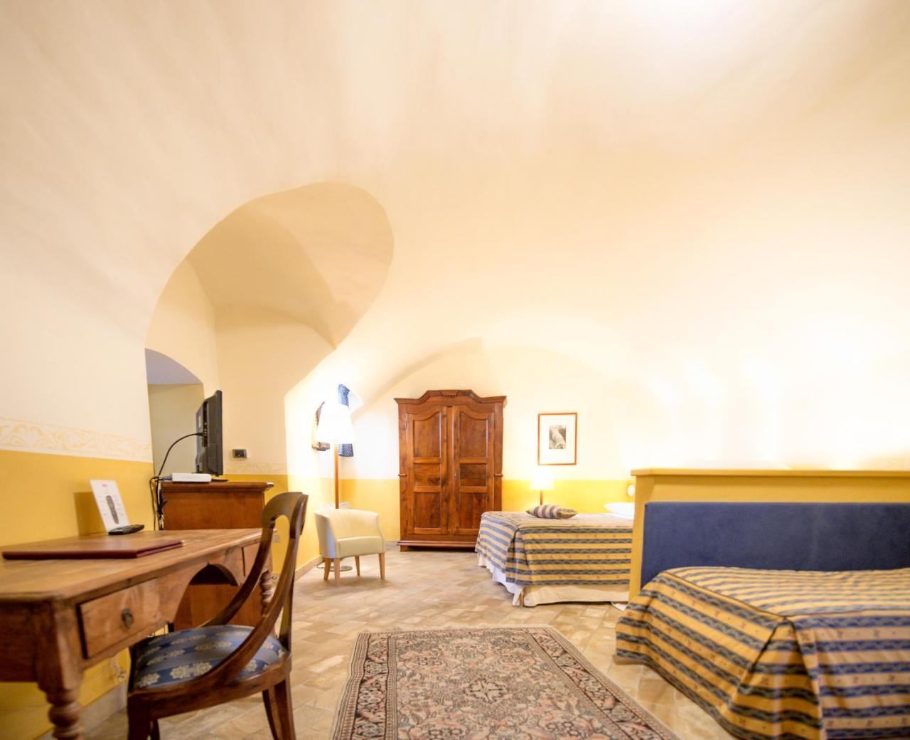 Castello Rosso Hotel Costigliole Saluzzo Buitenkant foto